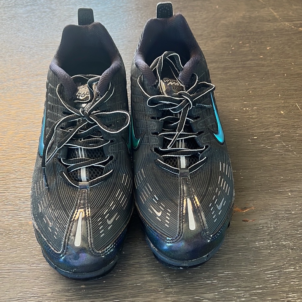 I’m selling Nike shoes, size 9. Worn them about 3 times